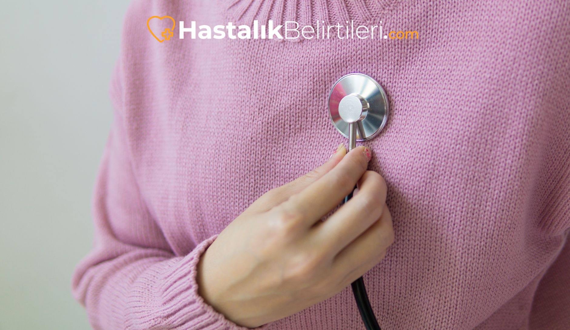 Kalp Çarpıntısı Göğüs Ağrısı Varsa Ne Yapmalı? 4 Kardiyoloji kliniğinde doktor ile görüşen hasta