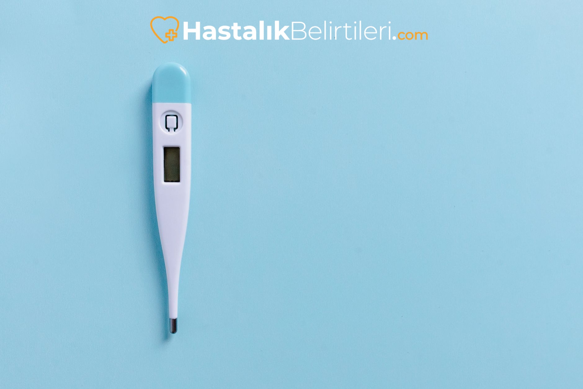 Elinde ateş ölçerle ateş takibi yapan ebeveyn