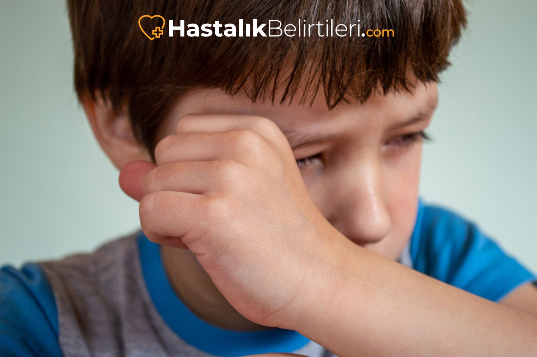 Alerjik döküntü sonrası kaşınan çocuğun yakın plan fotoğrafı
